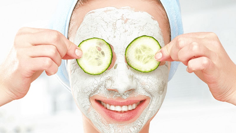 พอกหน้าด้วยแตงกวาผสมมะนาว